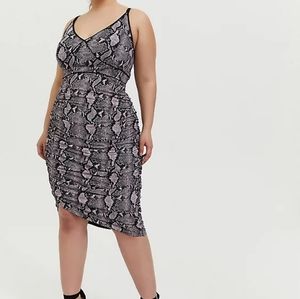 Torrid MAUVE PINK SNAKESKIN PRINT STUDIO KNIT RUCHED BODYCON DRESS, size 0 (12)